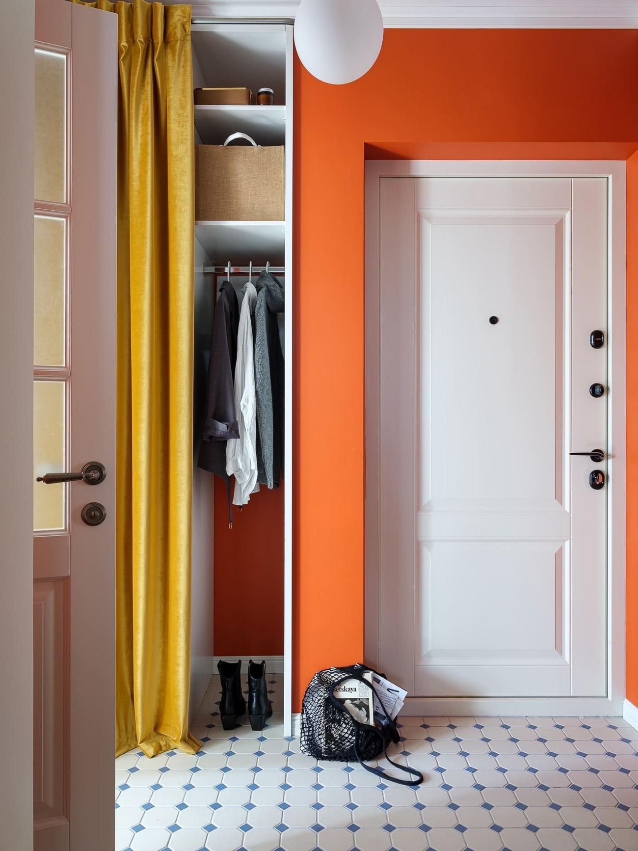 Körbejárható alaprajz nő modern klasszikus otthonában: színes előszoba, felújított kredenc