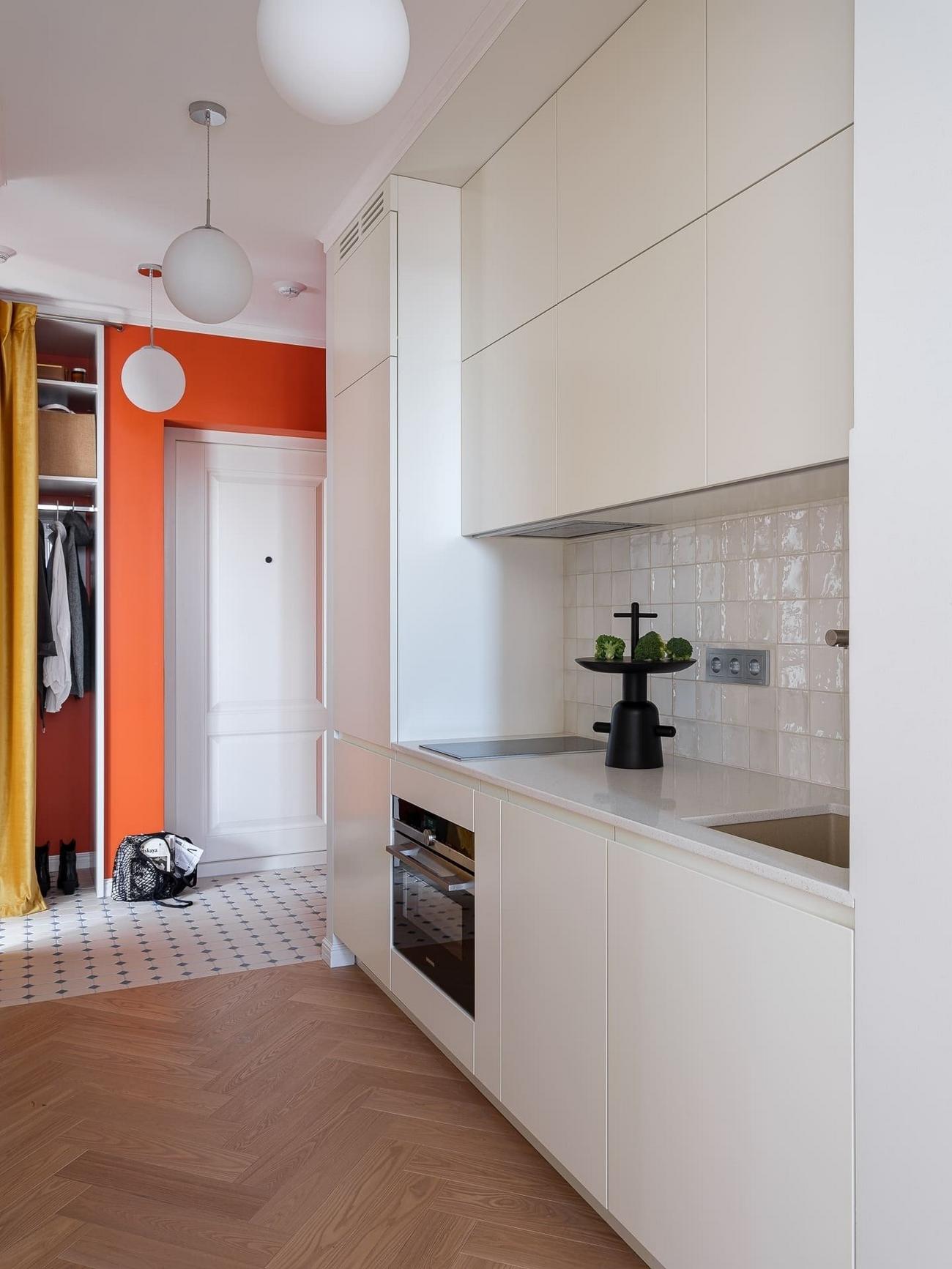 Körbejárható alaprajz nő modern klasszikus otthonában: színes előszoba, felújított kredenc