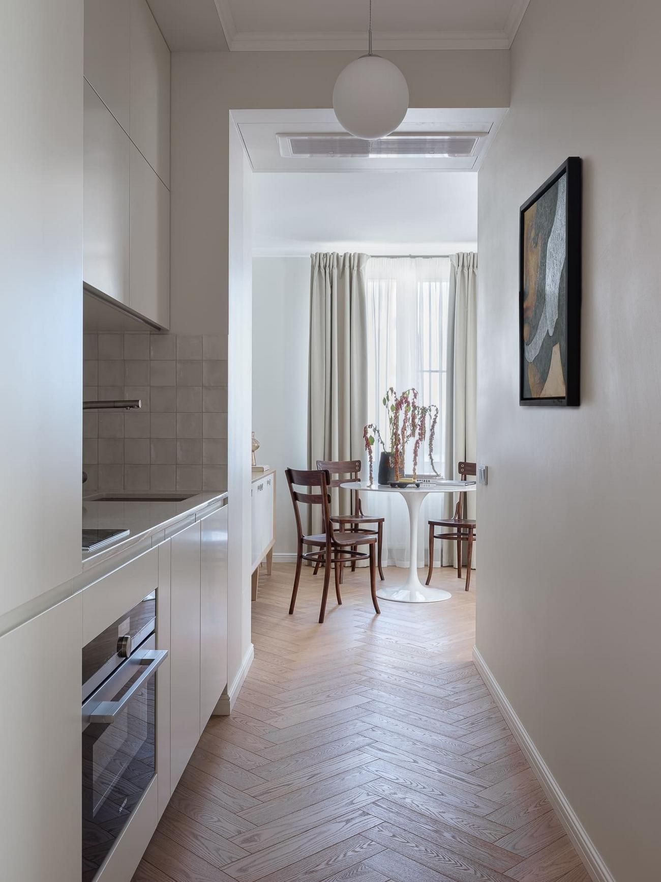 Körbejárható alaprajz nő modern klasszikus otthonában: színes előszoba, felújított kredenc