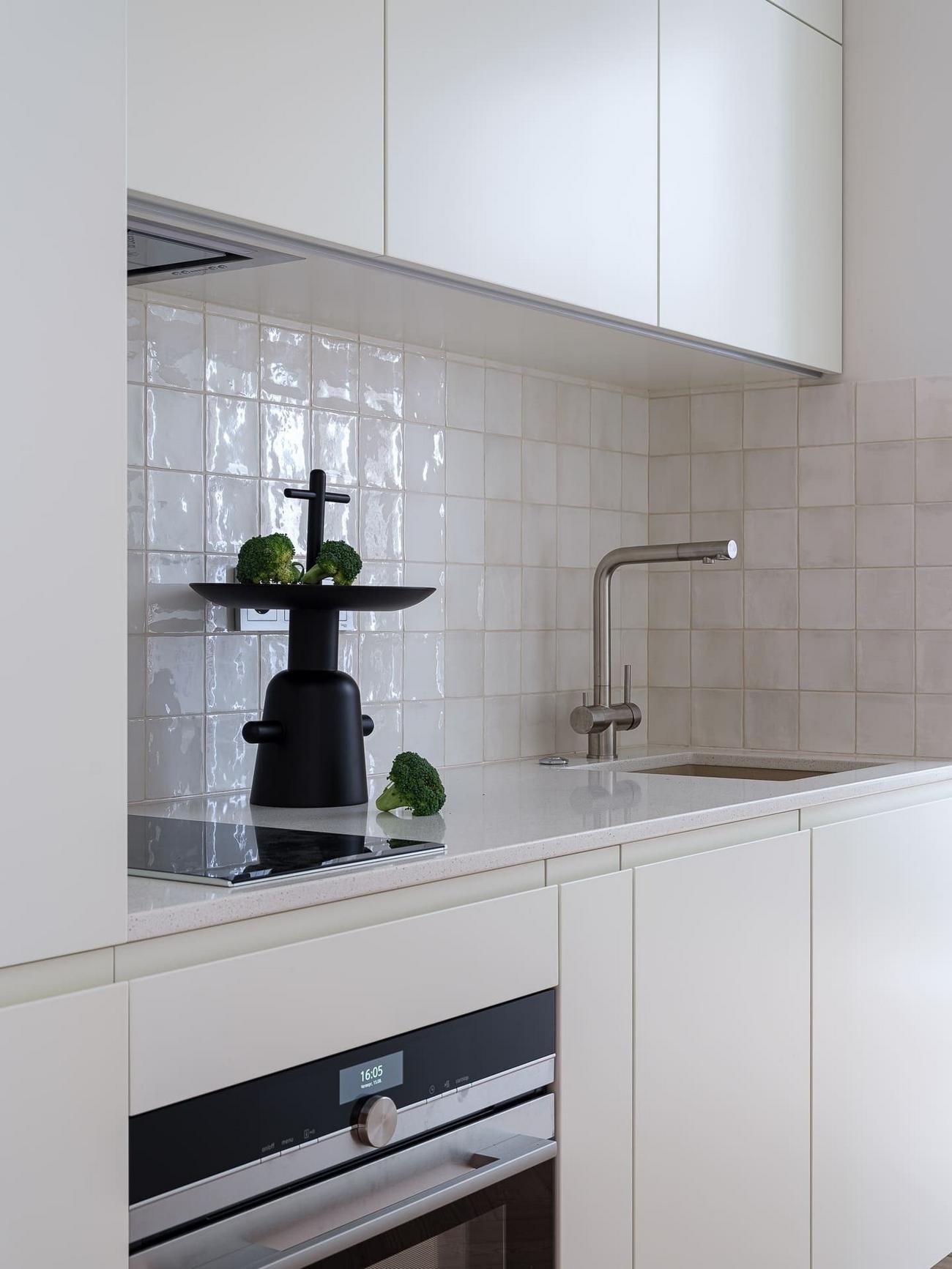 Körbejárható alaprajz nő modern klasszikus otthonában: színes előszoba, felújított kredenc