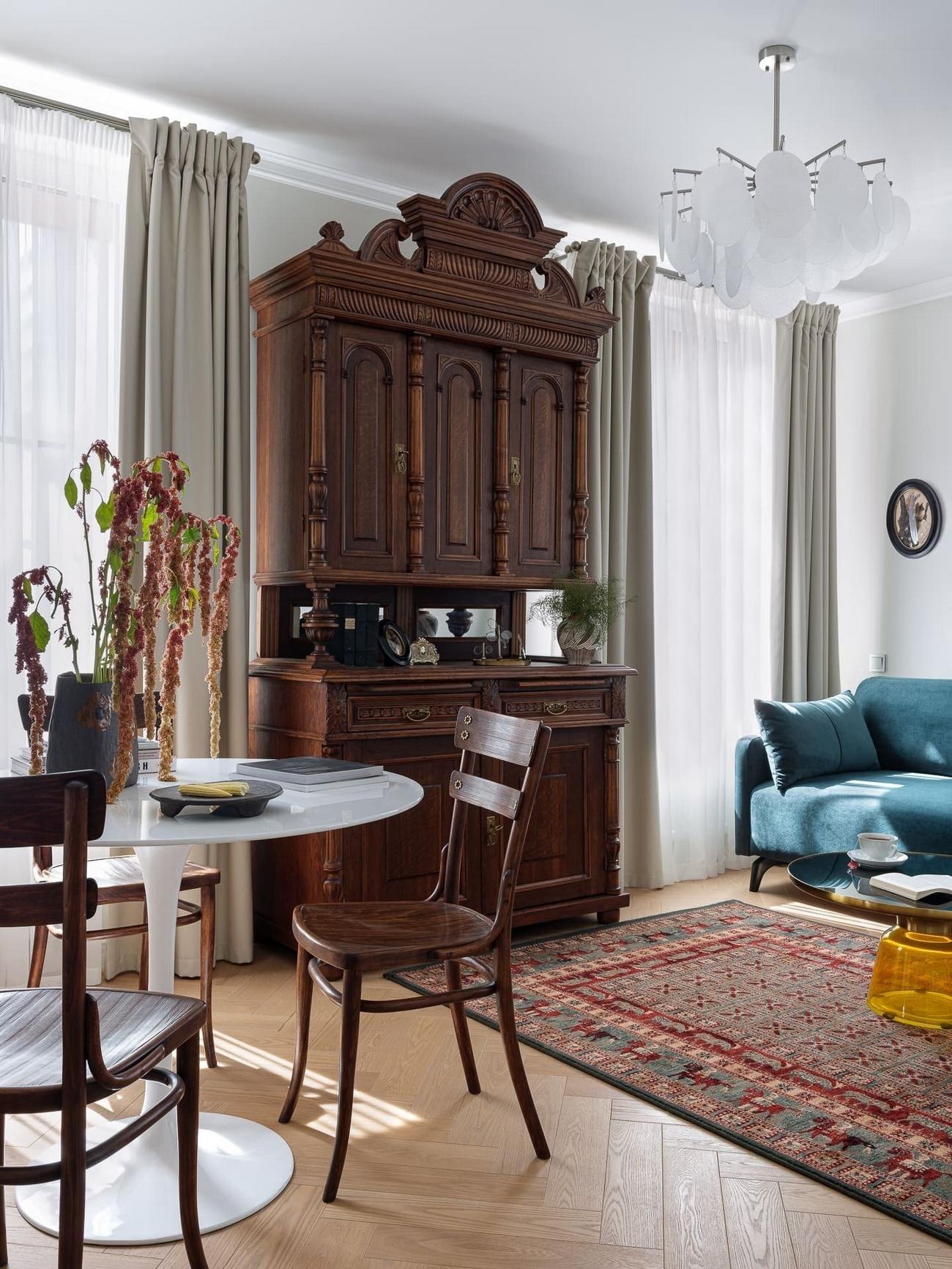 Körbejárható alaprajz nő modern klasszikus otthonában: színes előszoba, felújított kredenc