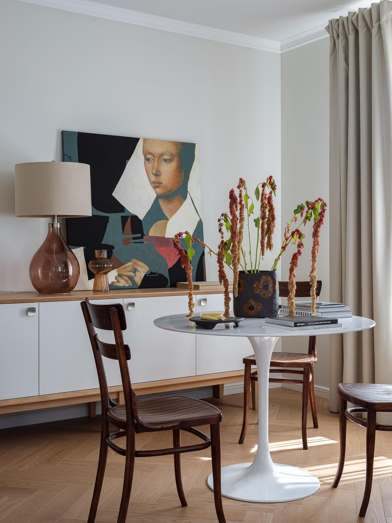 Körbejárható alaprajz nő modern klasszikus otthonában: színes előszoba, felújított kredenc