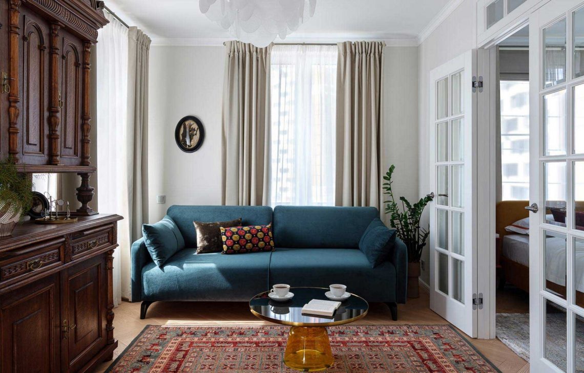 Körbejárható alaprajz nő modern klasszikus otthonában: színes előszoba, felújított kredenc