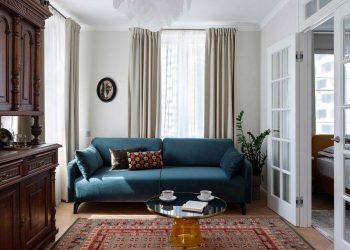 Körbejárható alaprajz nő modern klasszikus otthonában: színes előszoba, felújított kredenc