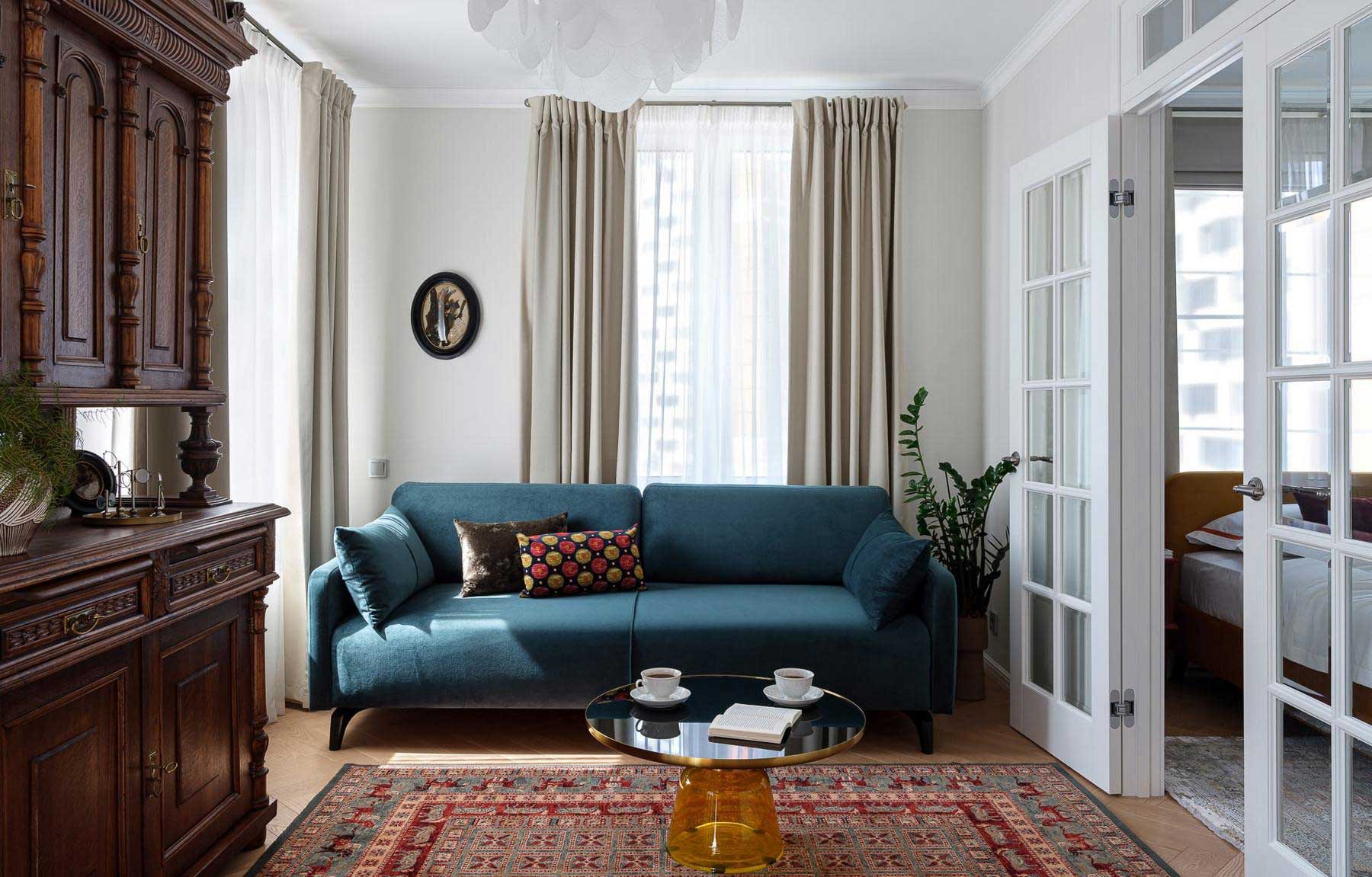 Körbejárható alaprajz nő modern klasszikus otthonában: színes előszoba, felújított kredenc