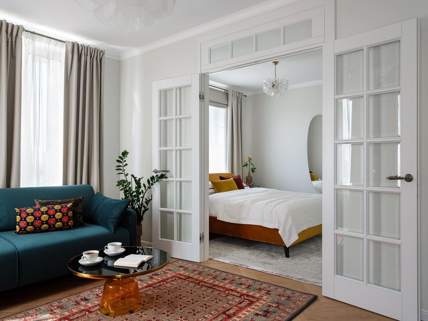 Körbejárható alaprajz nő modern klasszikus otthonában: színes előszoba, felújított kredenc