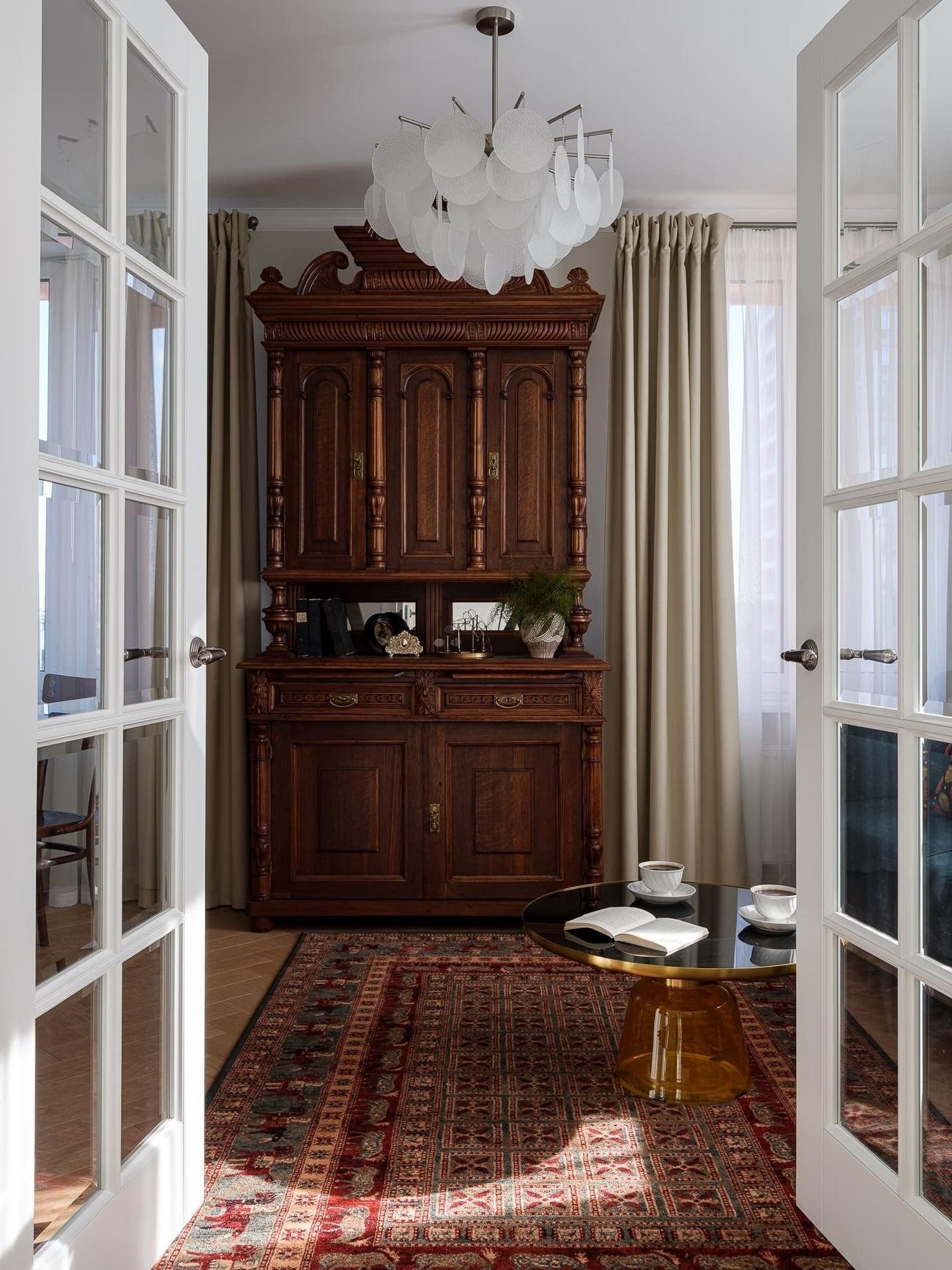 Körbejárható alaprajz nő modern klasszikus otthonában: színes előszoba, felújított kredenc