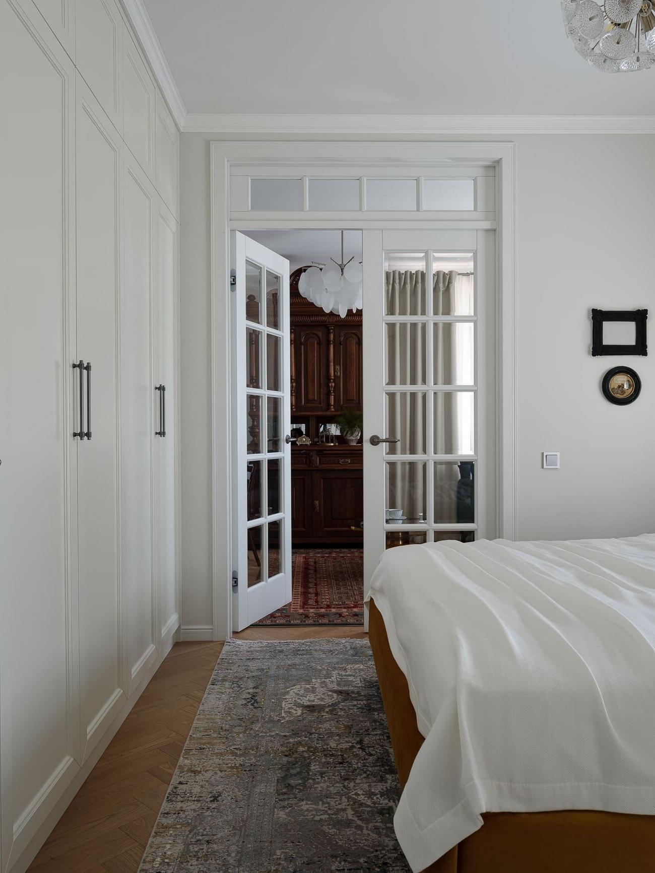 Körbejárható alaprajz nő modern klasszikus otthonában: színes előszoba, felújított kredenc