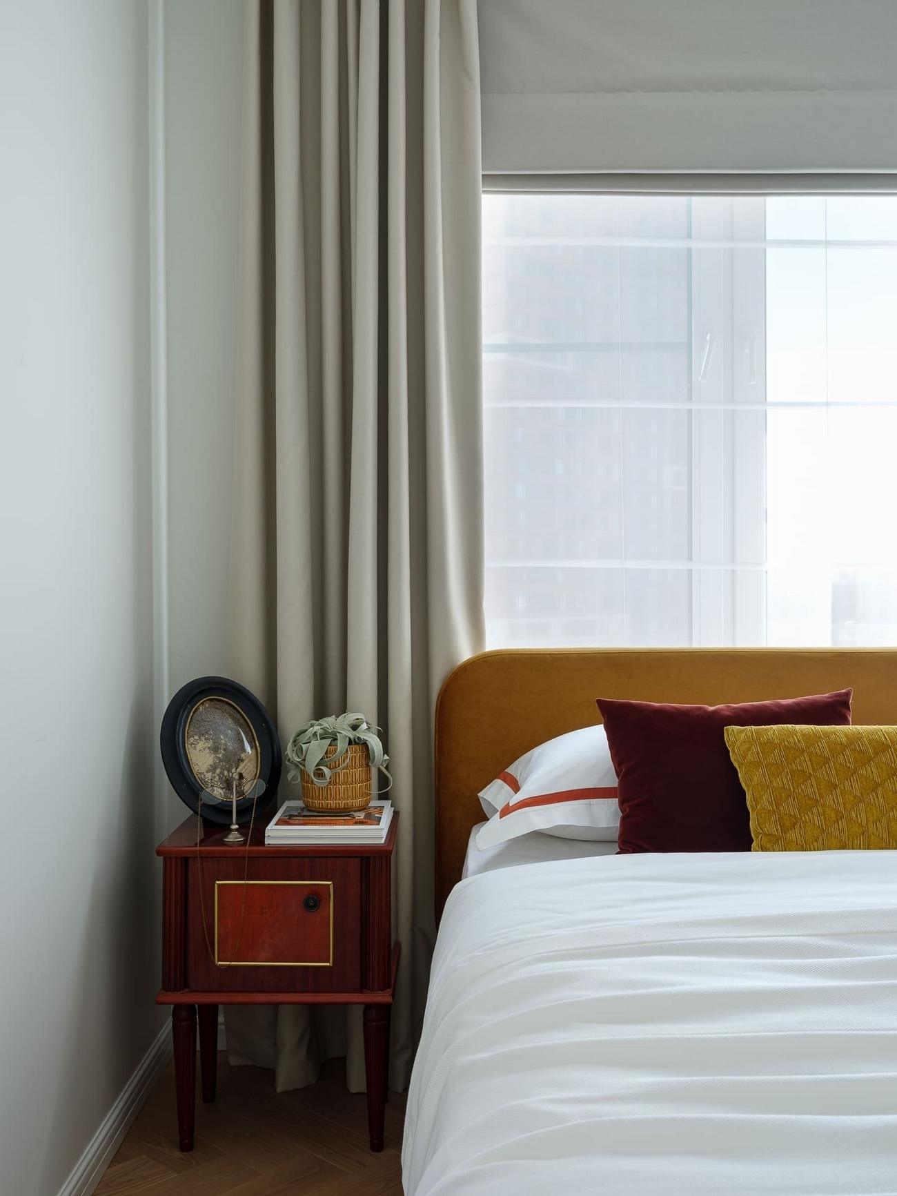 Körbejárható alaprajz nő modern klasszikus otthonában: színes előszoba, felújított kredenc