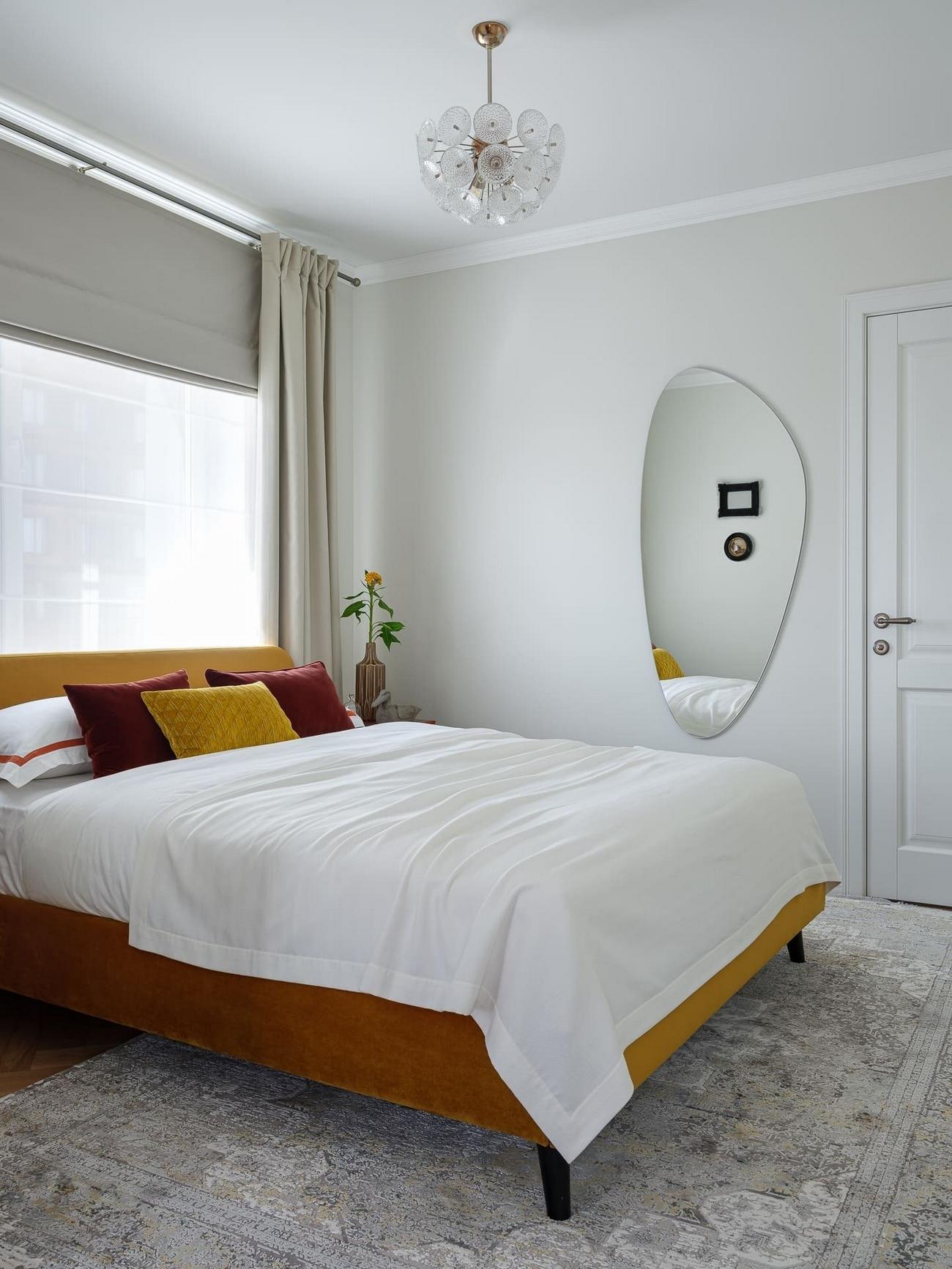 Körbejárható alaprajz nő modern klasszikus otthonában: színes előszoba, felújított kredenc