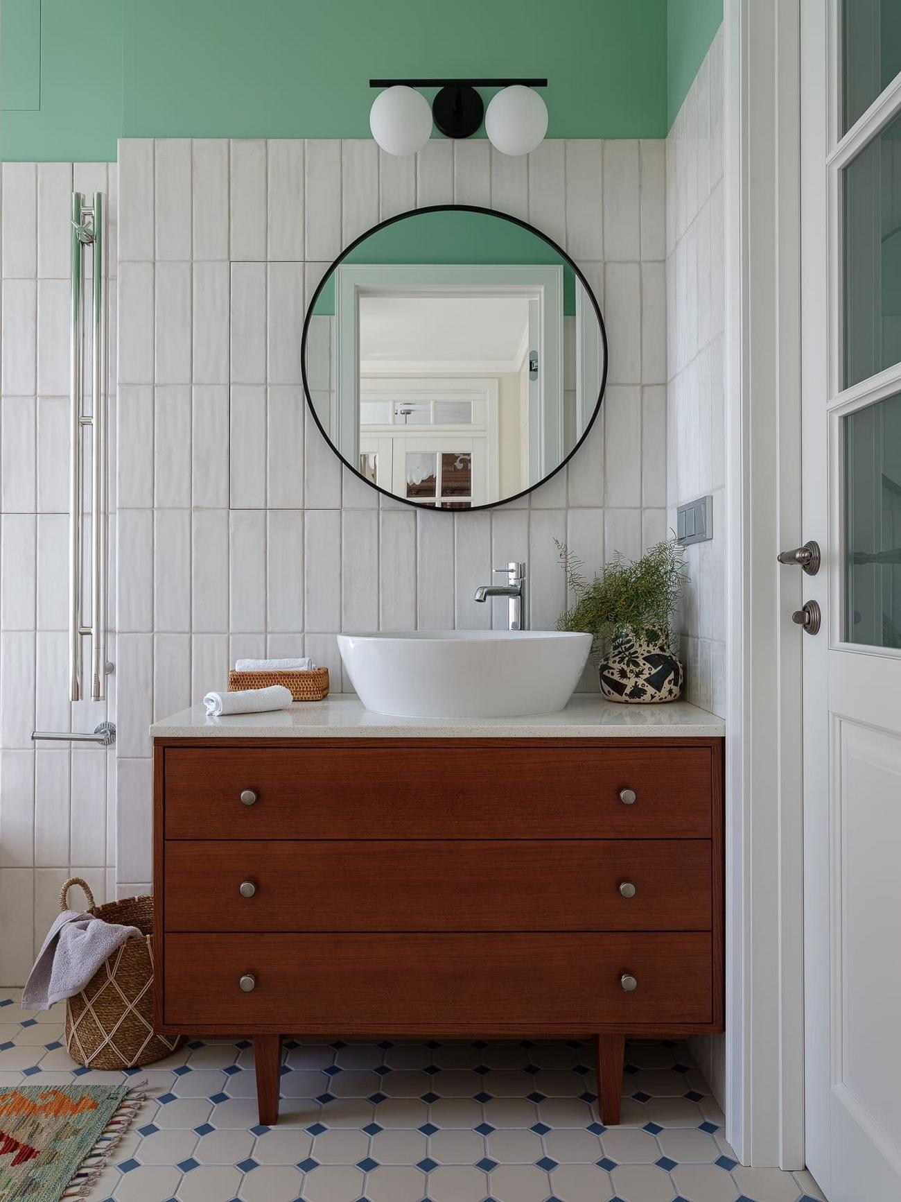 Körbejárható alaprajz nő modern klasszikus otthonában: színes előszoba, felújított kredenc