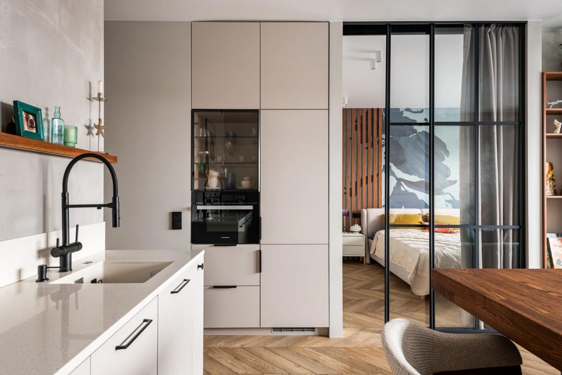 Kreatív, érdekes berendezés fiatal férfi új, 48m2-es lakásában