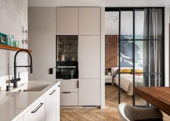 Kreatív, érdekes berendezés fiatal férfi új, 48m2-es lakásában