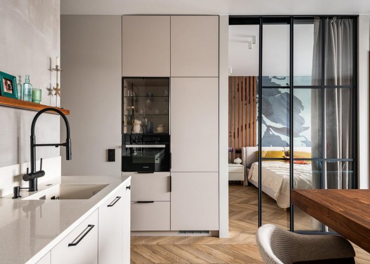 Kreatív, érdekes berendezés fiatal férfi új, 48m2-es lakásában