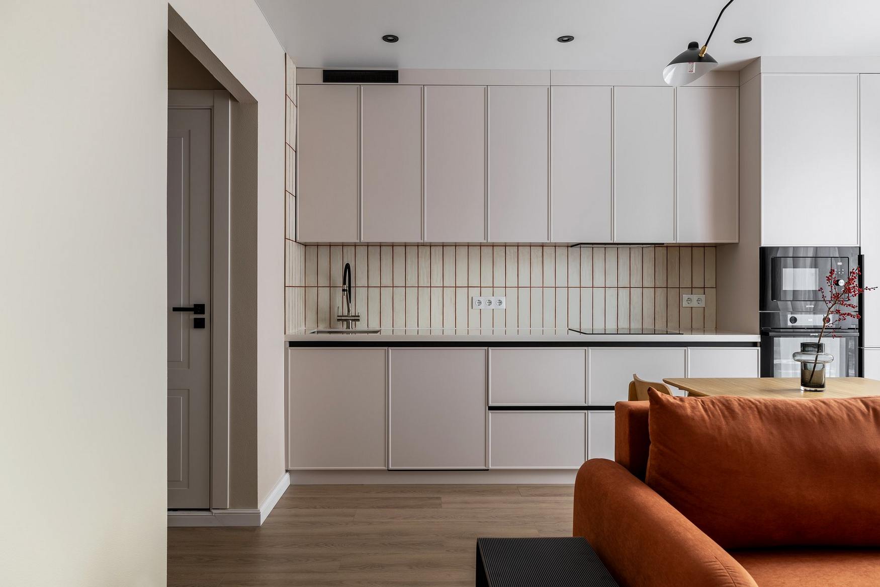 Kulcsrakész új építésű lakást vett a pár, így rendezték be gyorsan, egyszerűen