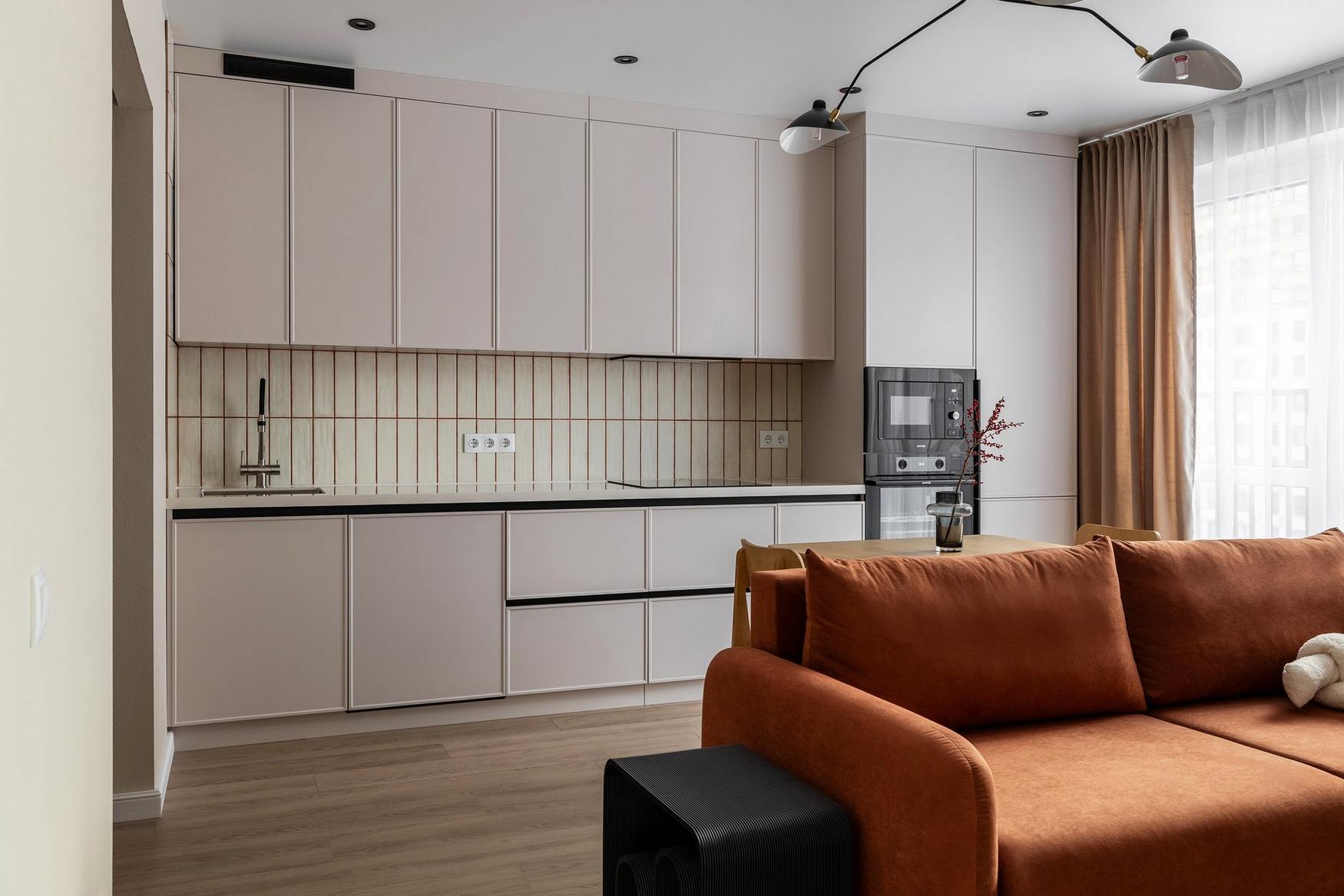 Kulcsrakész új építésű lakást vett a pár, így rendezték be gyorsan, egyszerűen