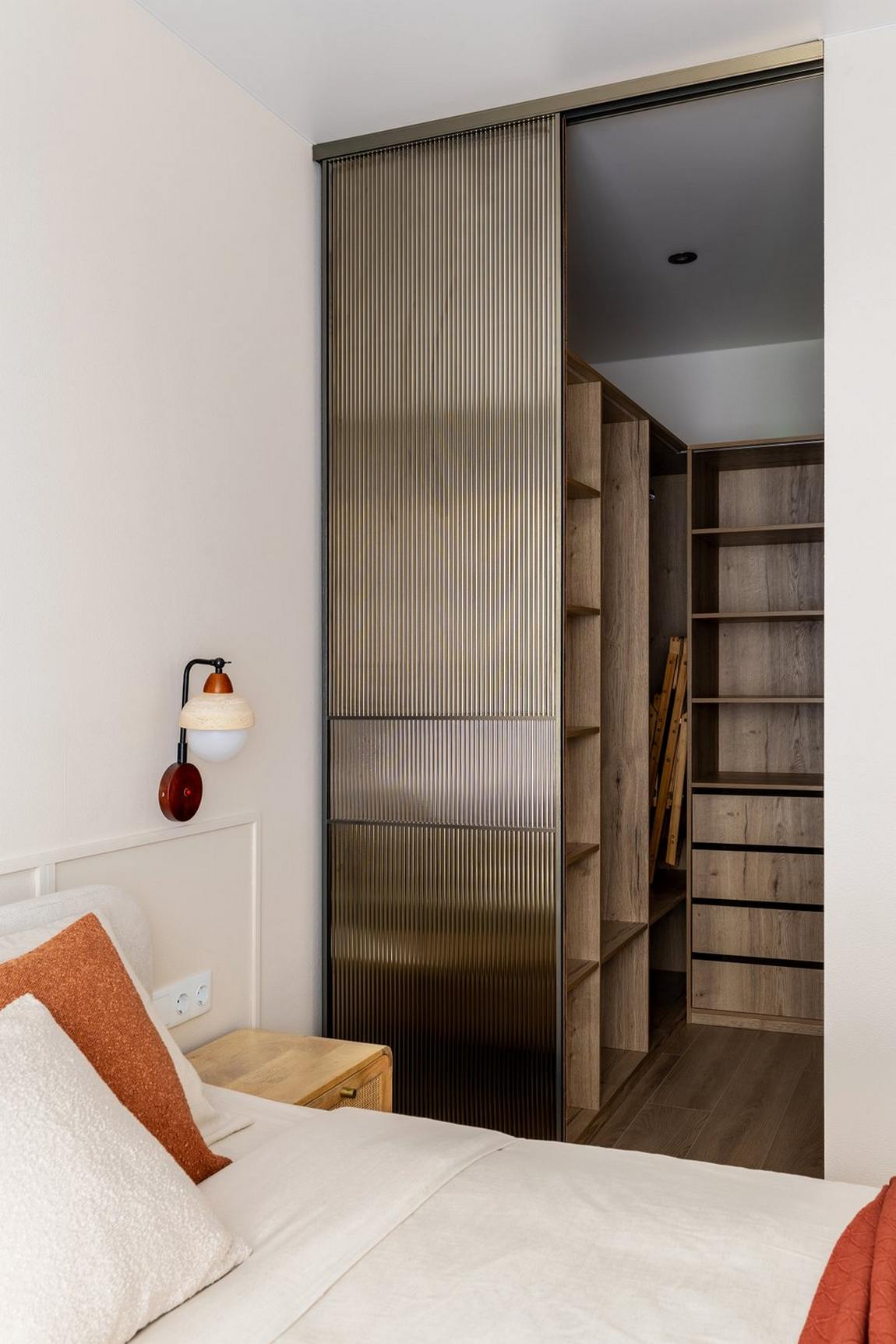 Kulcsrakész új építésű lakást vett a pár, így rendezték be gyorsan, egyszerűen