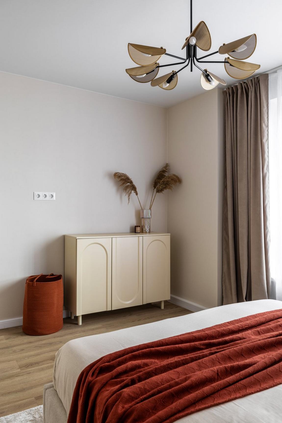 Kulcsrakész új építésű lakást vett a pár, így rendezték be gyorsan, egyszerűen