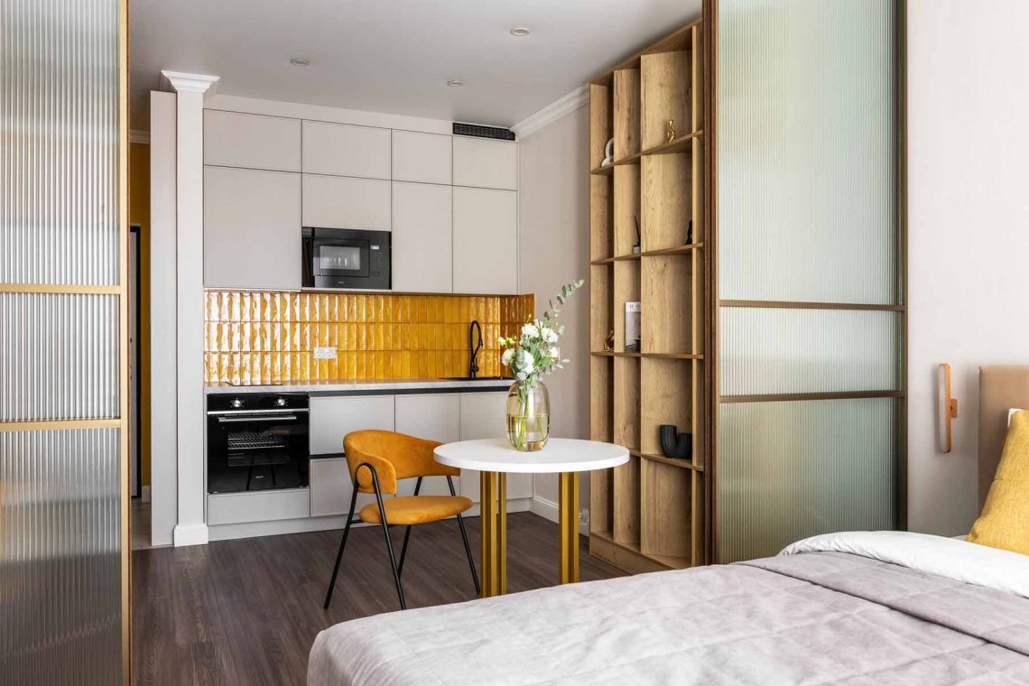 Fél év után megunta a férfi az új lakása jellegtelen kivitelezését, így segített a lakberendező