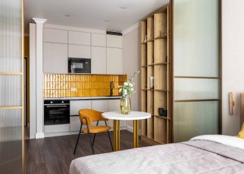 Fél év után megunta a férfi az új lakása jellegtelen kivitelezését, így segített a lakberendező