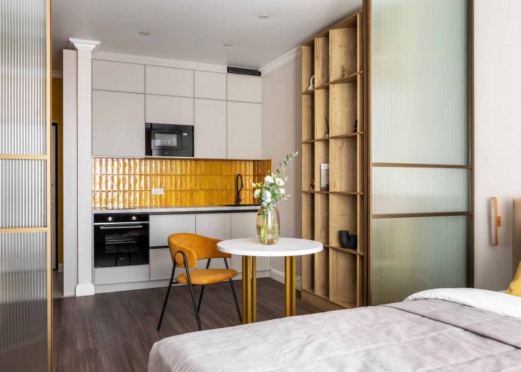 Fél év után megunta a férfi az új lakása jellegtelen kivitelezését, így segített a lakberendező