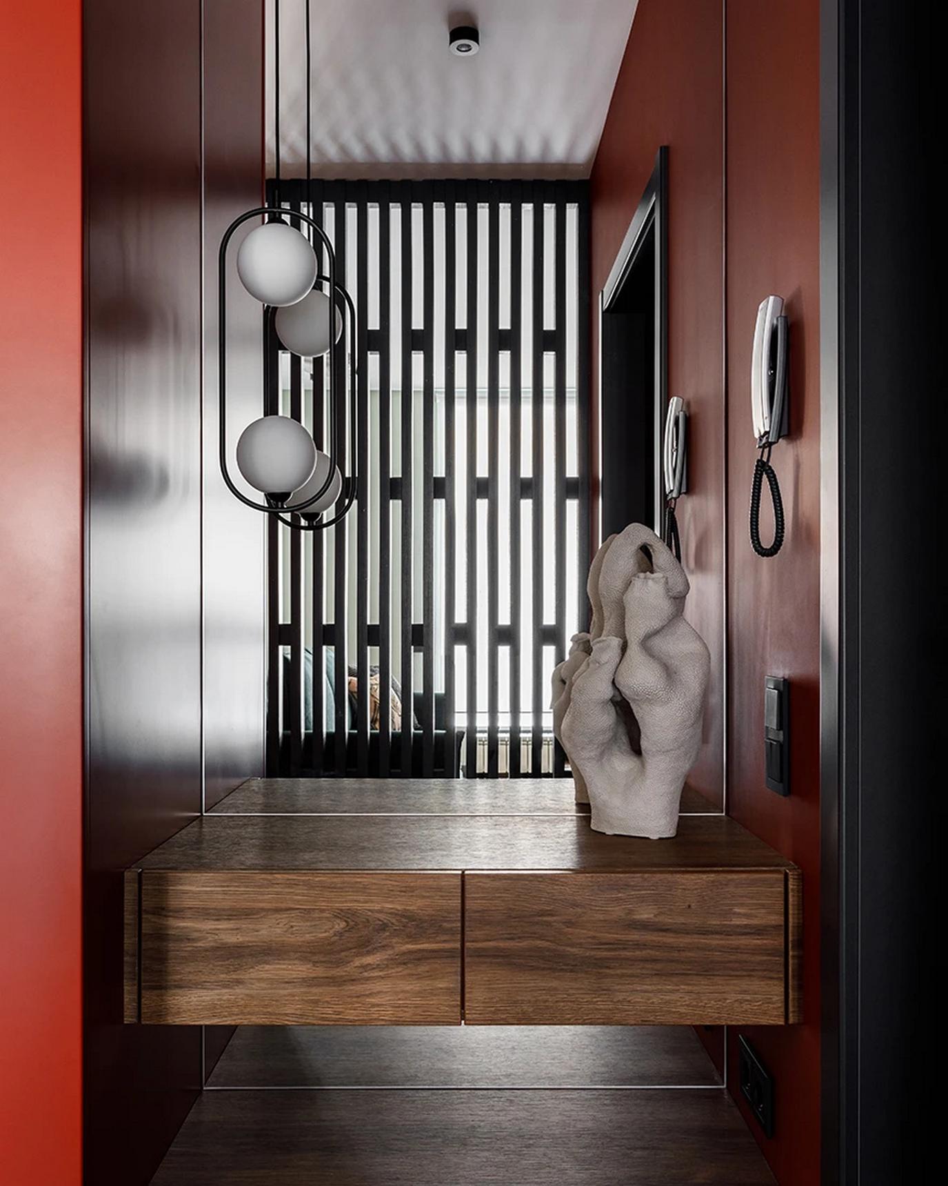 Meleg színek, TV fal helyett könyvespolc és vetítő fiatal nő otthonában, 50m2 Meleg színek, TV fal helyett könyvespolc és vetítő fiatal nő otthonában, 50m2