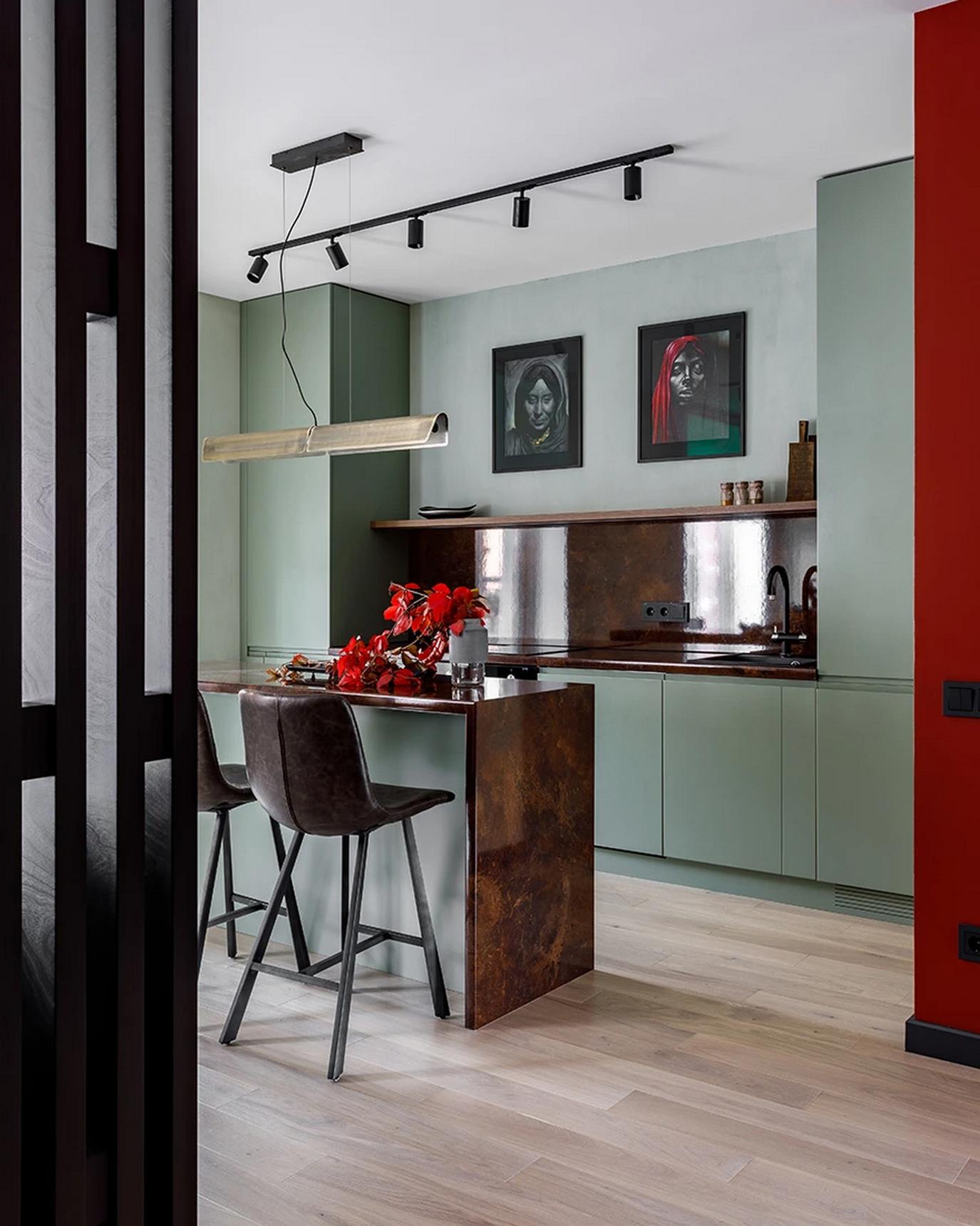 Meleg színek, TV fal helyett könyvespolc és vetítő fiatal nő otthonában, 50m2 Meleg színek, TV fal helyett könyvespolc és vetítő fiatal nő otthonában, 50m2