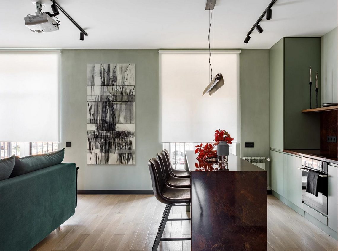 Meleg színek, TV fal helyett könyvespolc és vetítő fiatal nő otthonában, 50m2