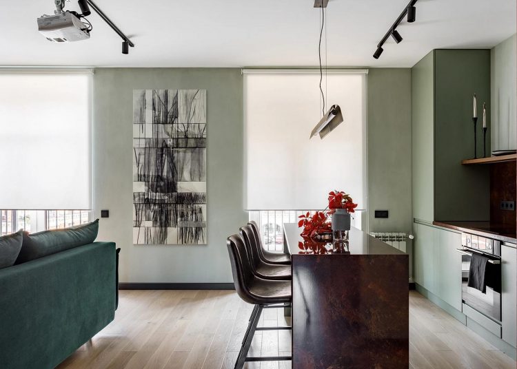 Meleg színek, TV fal helyett könyvespolc és vetítő fiatal nő otthonában, 50m2