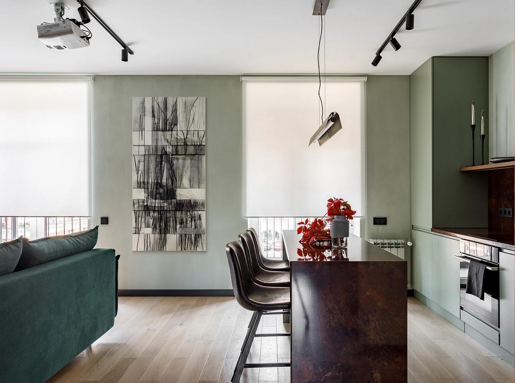 Meleg színek, TV fal helyett könyvespolc és vetítő fiatal nő otthonában, 50m2 Meleg színek, TV fal helyett könyvespolc és vetítő fiatal nő otthonában, 50m2