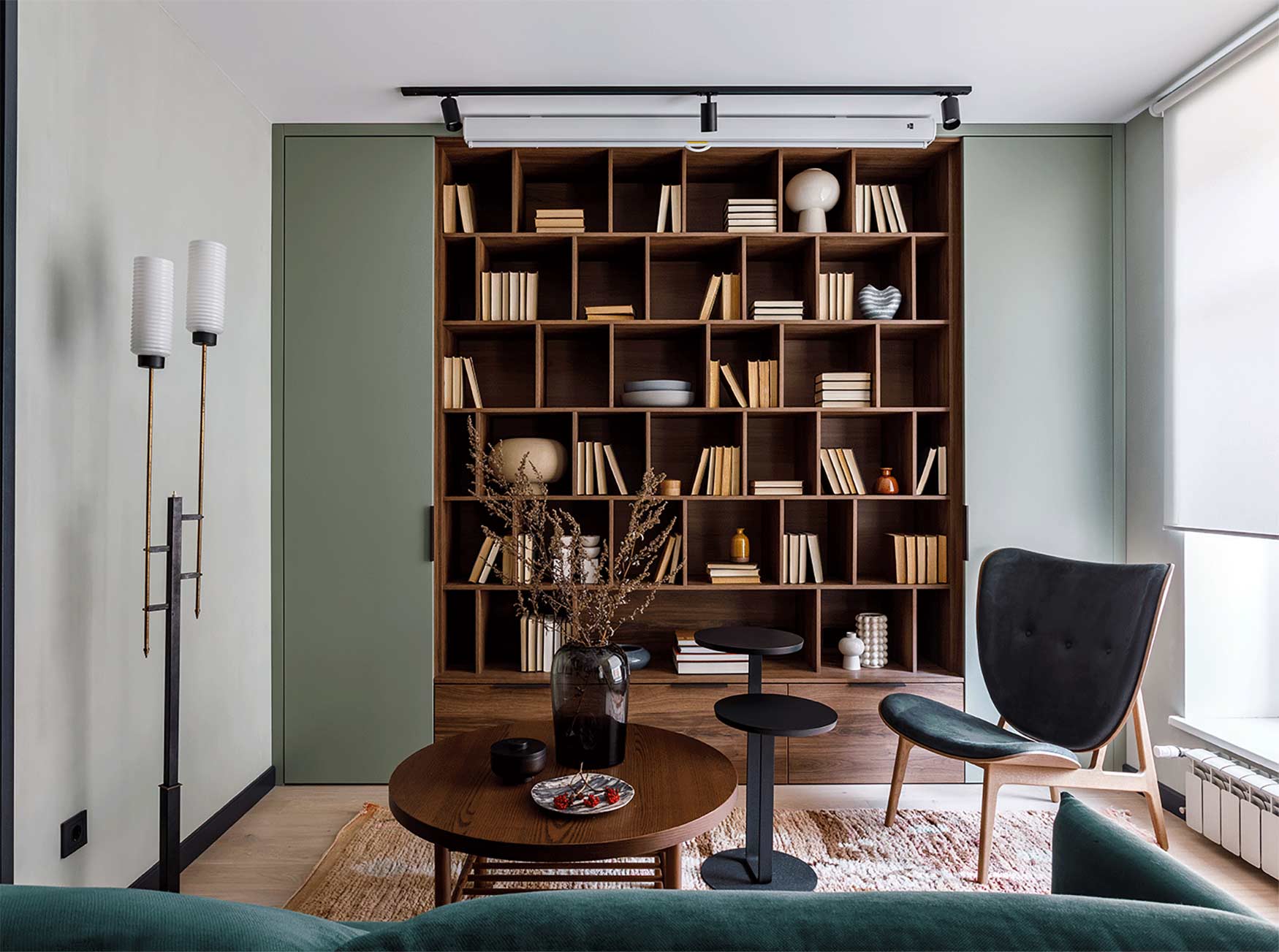 Meleg színek, TV fal helyett könyvespolc és vetítő fiatal nő otthonában, 50m2 Meleg színek, TV fal helyett könyvespolc és vetítő fiatal nő otthonában, 50m2