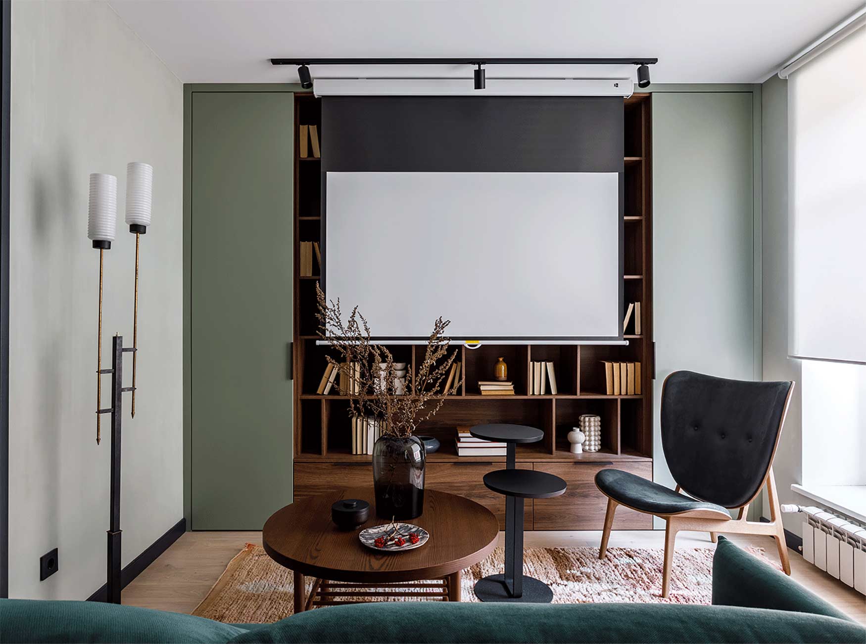 Meleg színek, TV fal helyett könyvespolc és vetítő fiatal nő otthonában, 50m2 Meleg színek, TV fal helyett könyvespolc és vetítő fiatal nő otthonában, 50m2