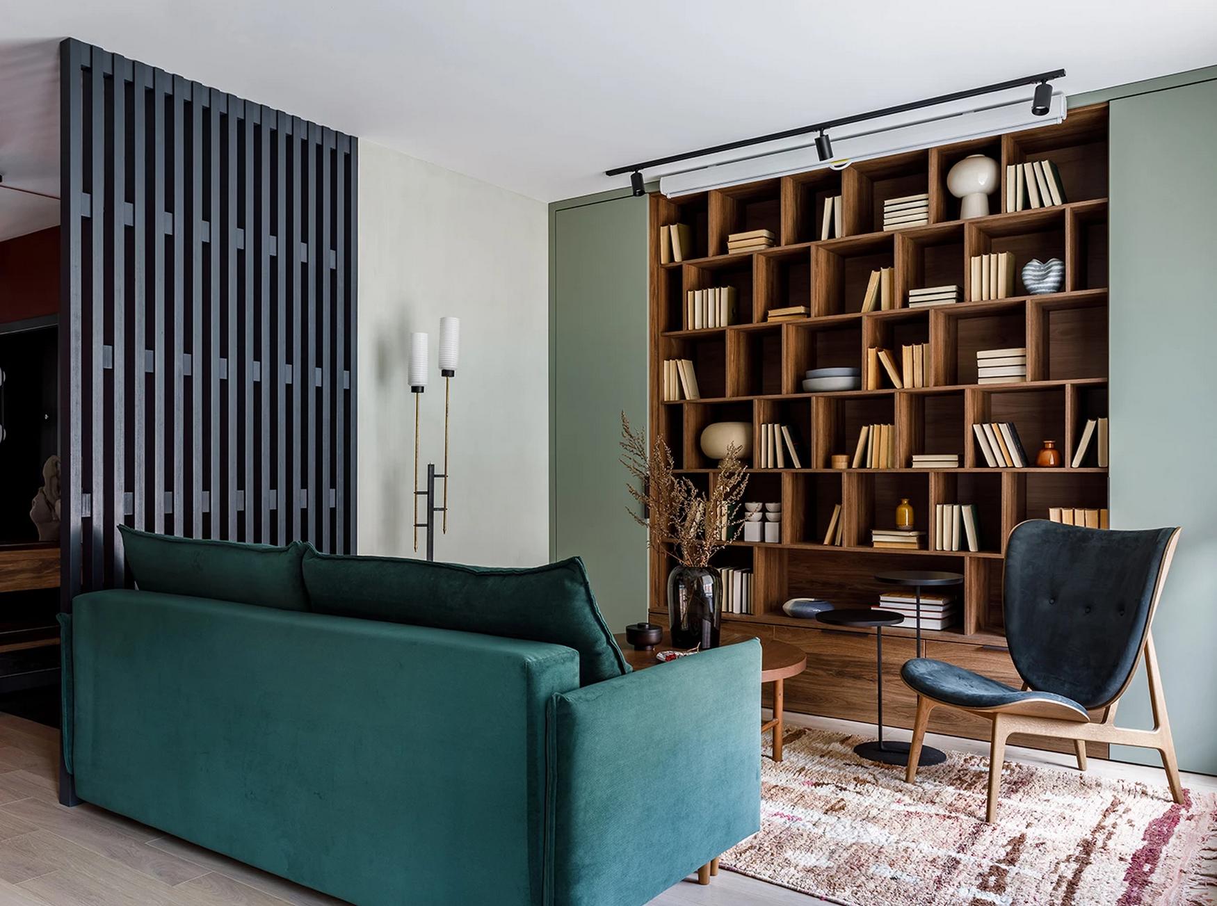 Meleg színek, TV fal helyett könyvespolc és vetítő fiatal nő otthonában, 50m2 Meleg színek, TV fal helyett könyvespolc és vetítő fiatal nő otthonában, 50m2