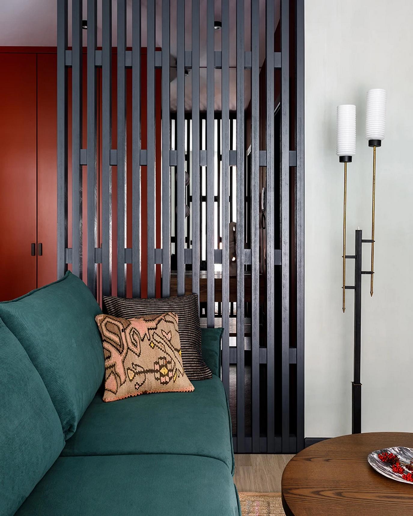 Meleg színek, TV fal helyett könyvespolc és vetítő fiatal nő otthonában, 50m2 Meleg színek, TV fal helyett könyvespolc és vetítő fiatal nő otthonában, 50m2