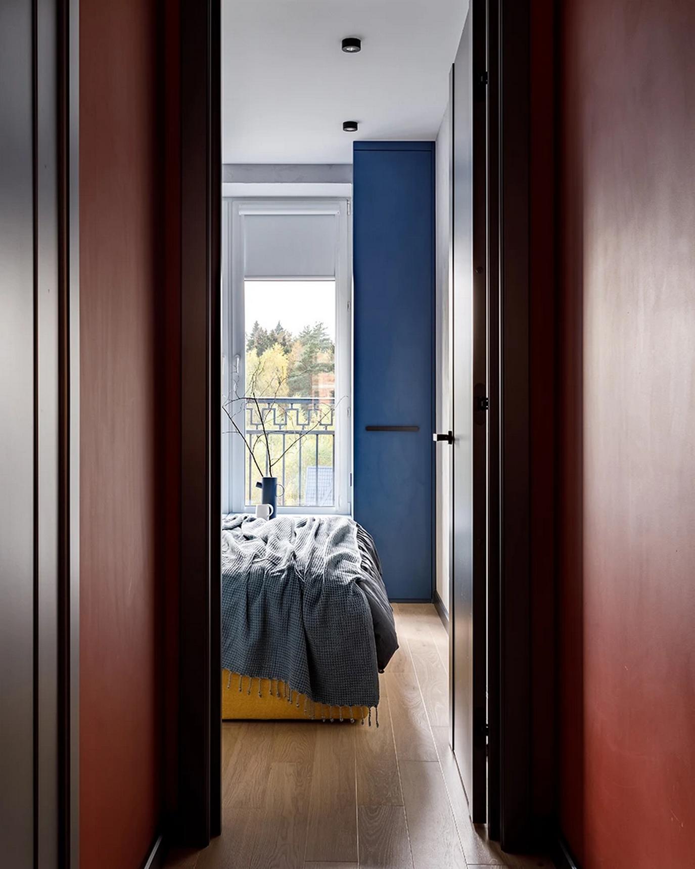 Meleg színek, TV fal helyett könyvespolc és vetítő fiatal nő otthonában, 50m2 Meleg színek, TV fal helyett könyvespolc és vetítő fiatal nő otthonában, 50m2