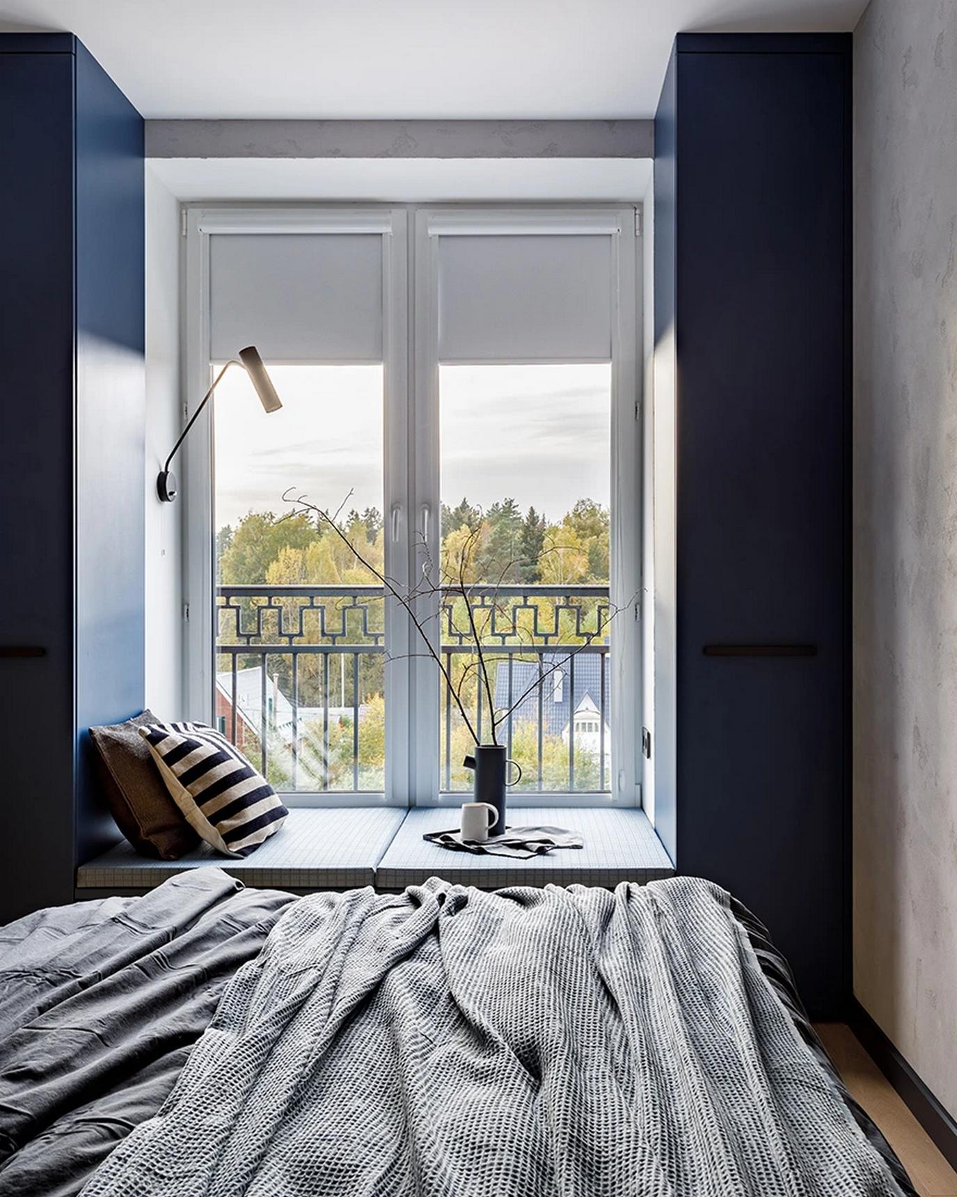 Meleg színek, TV fal helyett könyvespolc és vetítő fiatal nő otthonában, 50m2 Meleg színek, TV fal helyett könyvespolc és vetítő fiatal nő otthonában, 50m2