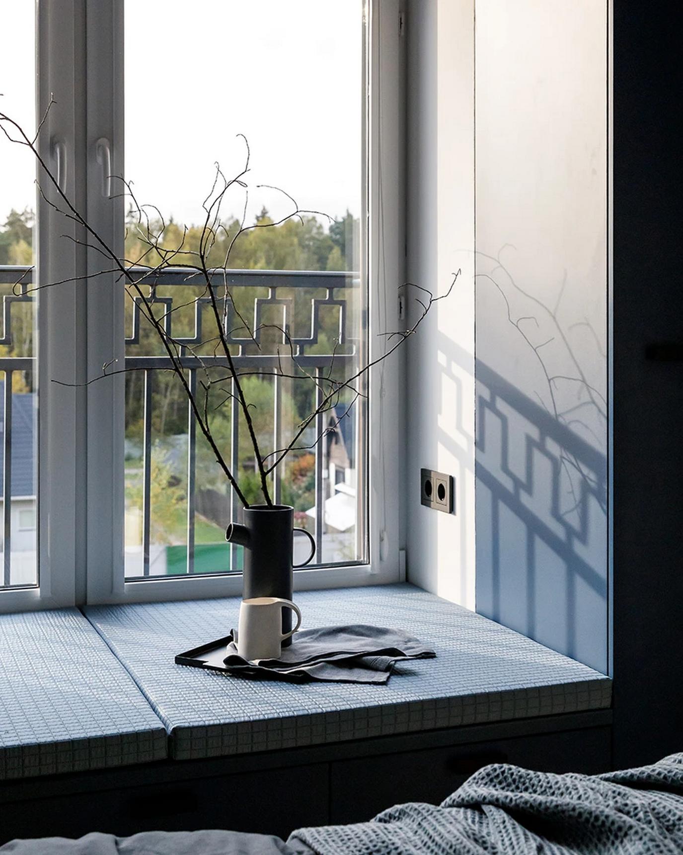 Meleg színek, TV fal helyett könyvespolc és vetítő fiatal nő otthonában, 50m2 Meleg színek, TV fal helyett könyvespolc és vetítő fiatal nő otthonában, 50m2