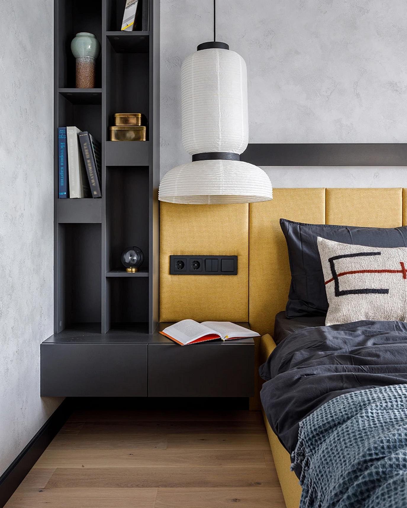 Meleg színek, TV fal helyett könyvespolc és vetítő fiatal nő otthonában, 50m2 Meleg színek, TV fal helyett könyvespolc és vetítő fiatal nő otthonában, 50m2