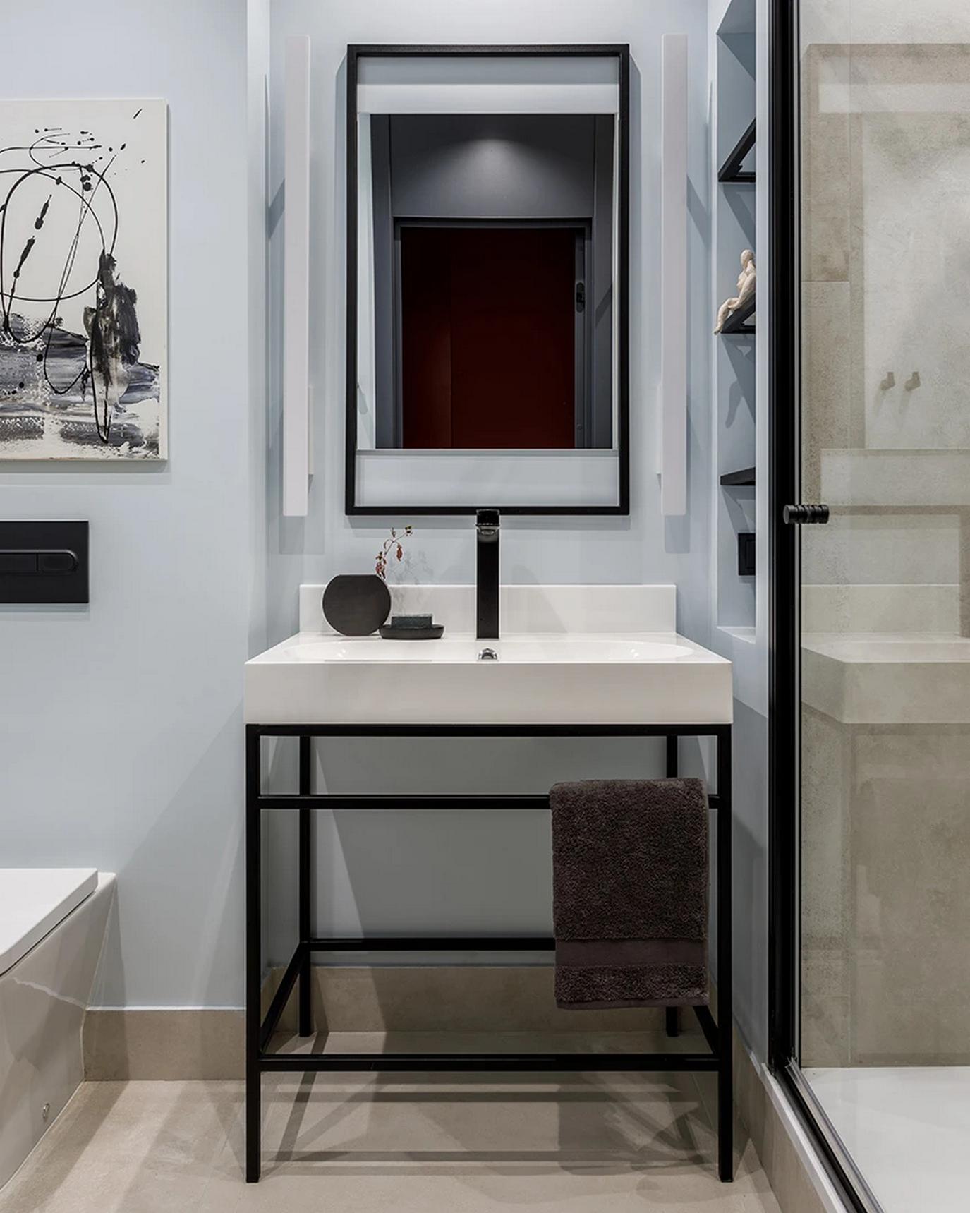 Meleg színek, TV fal helyett könyvespolc és vetítő fiatal nő otthonában, 50m2 Meleg színek, TV fal helyett könyvespolc és vetítő fiatal nő otthonában, 50m2