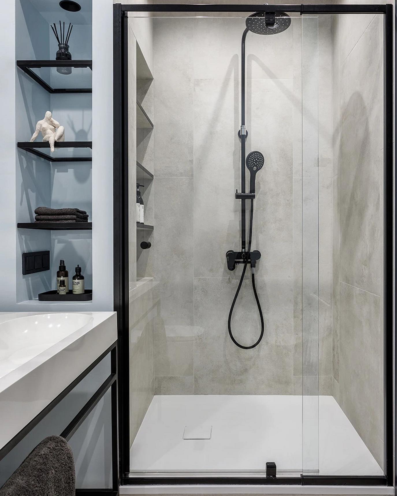 Meleg színek, TV fal helyett könyvespolc és vetítő fiatal nő otthonában, 50m2 Meleg színek, TV fal helyett könyvespolc és vetítő fiatal nő otthonában, 50m2