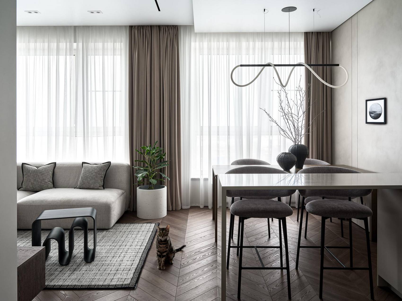 A fiatal gyermekes család modern minimalista stílusban rendezte be új, 79 m²-es lakását A fiatal gyermekes család modern minimalista stílusban rendezte be új, 79 m²-es lakását
