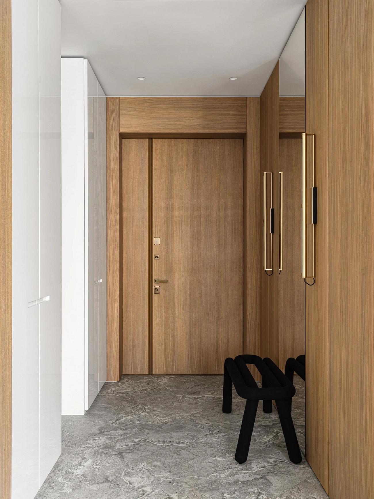 Modern városi otthon lágy minimalista berendezéssel: fa, fehér szürke és arany