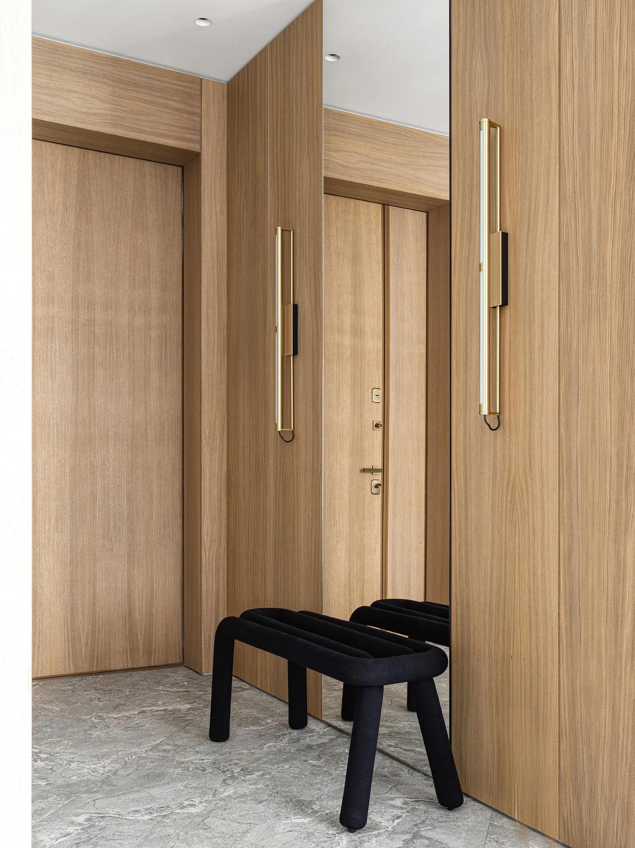 Modern városi otthon lágy minimalista berendezéssel: fa, fehér szürke és arany