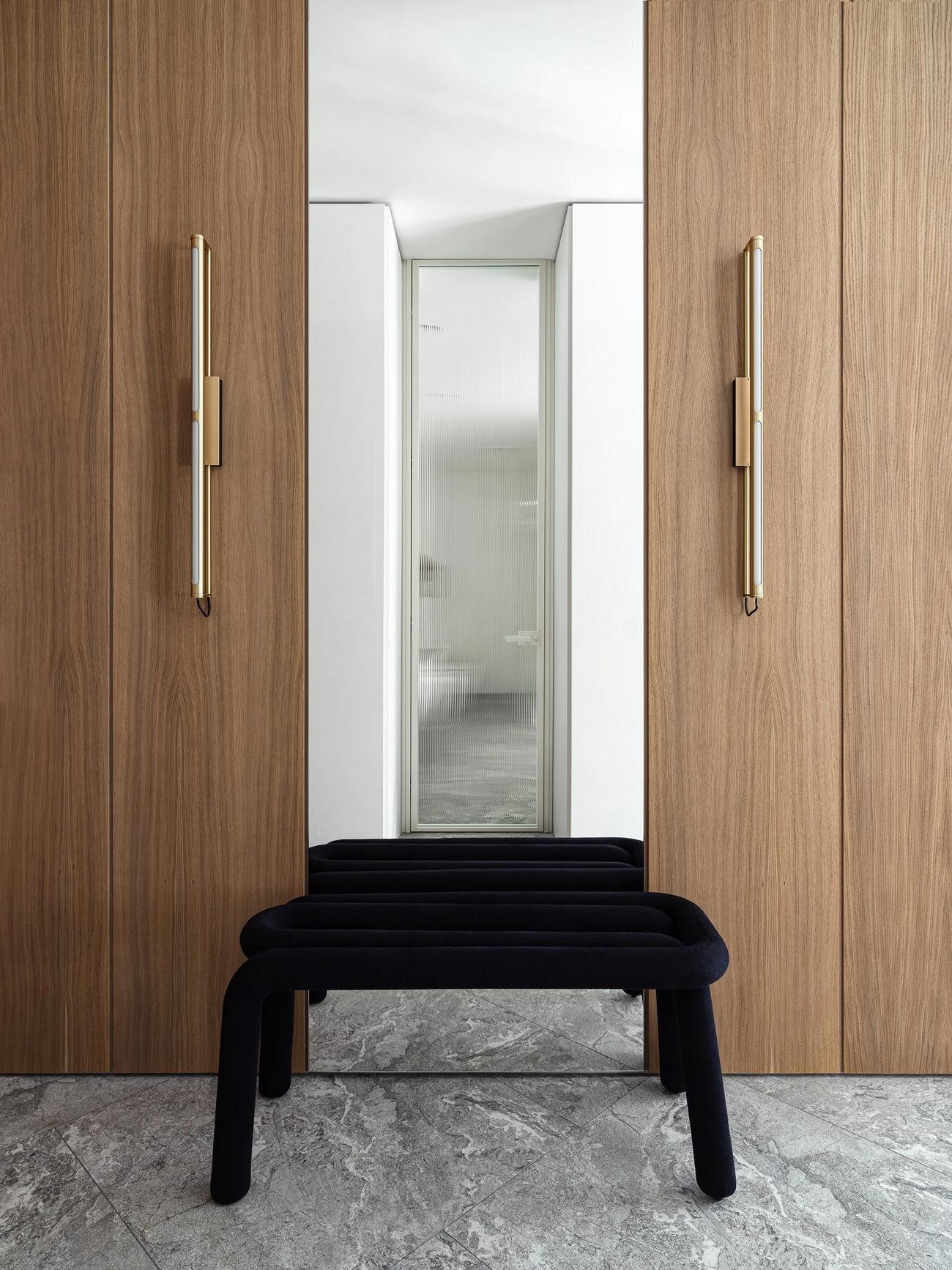 Modern városi otthon lágy minimalista berendezéssel: fa, fehér szürke és arany