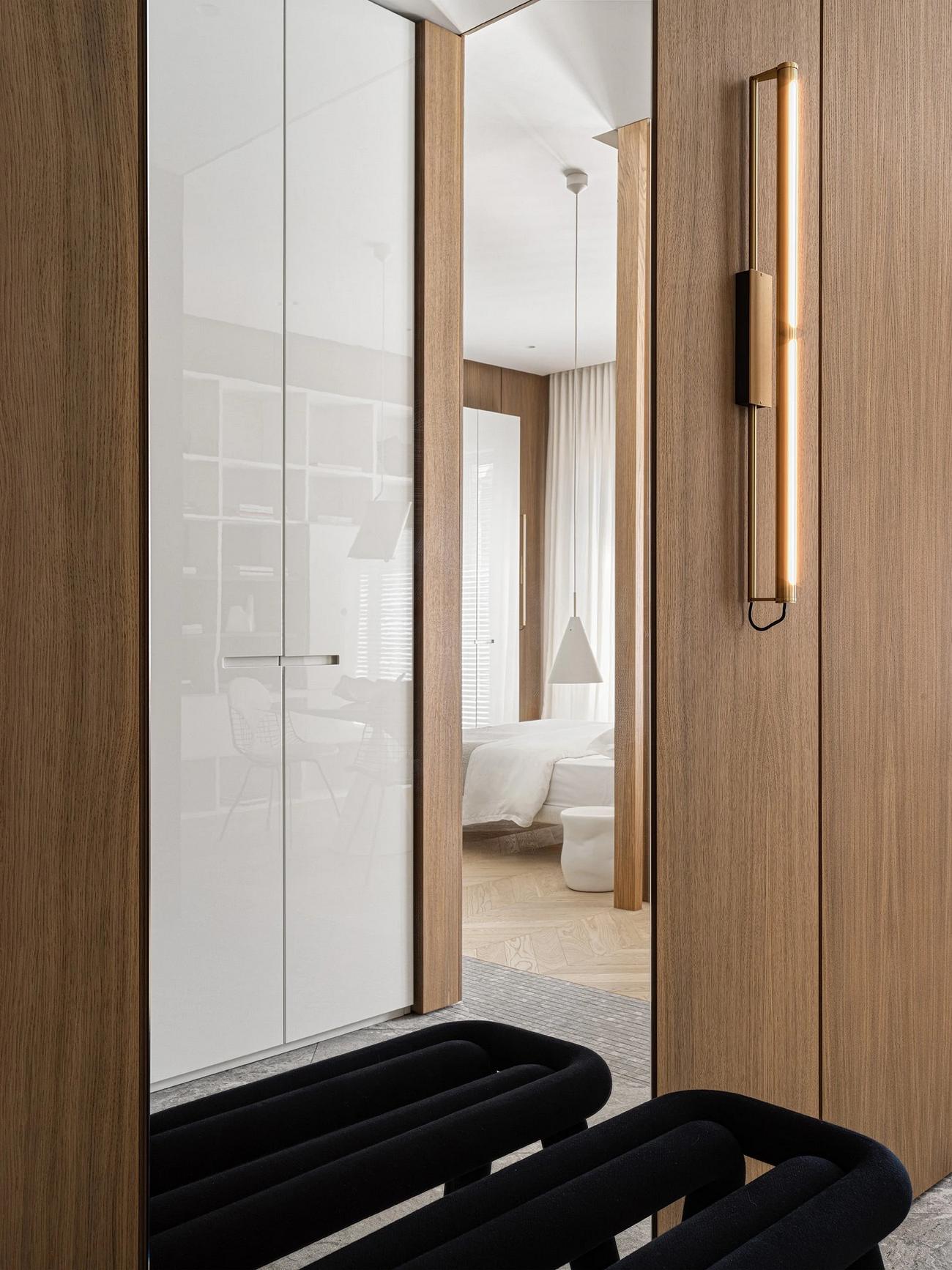 Modern városi otthon lágy minimalista berendezéssel: fa, fehér szürke és arany