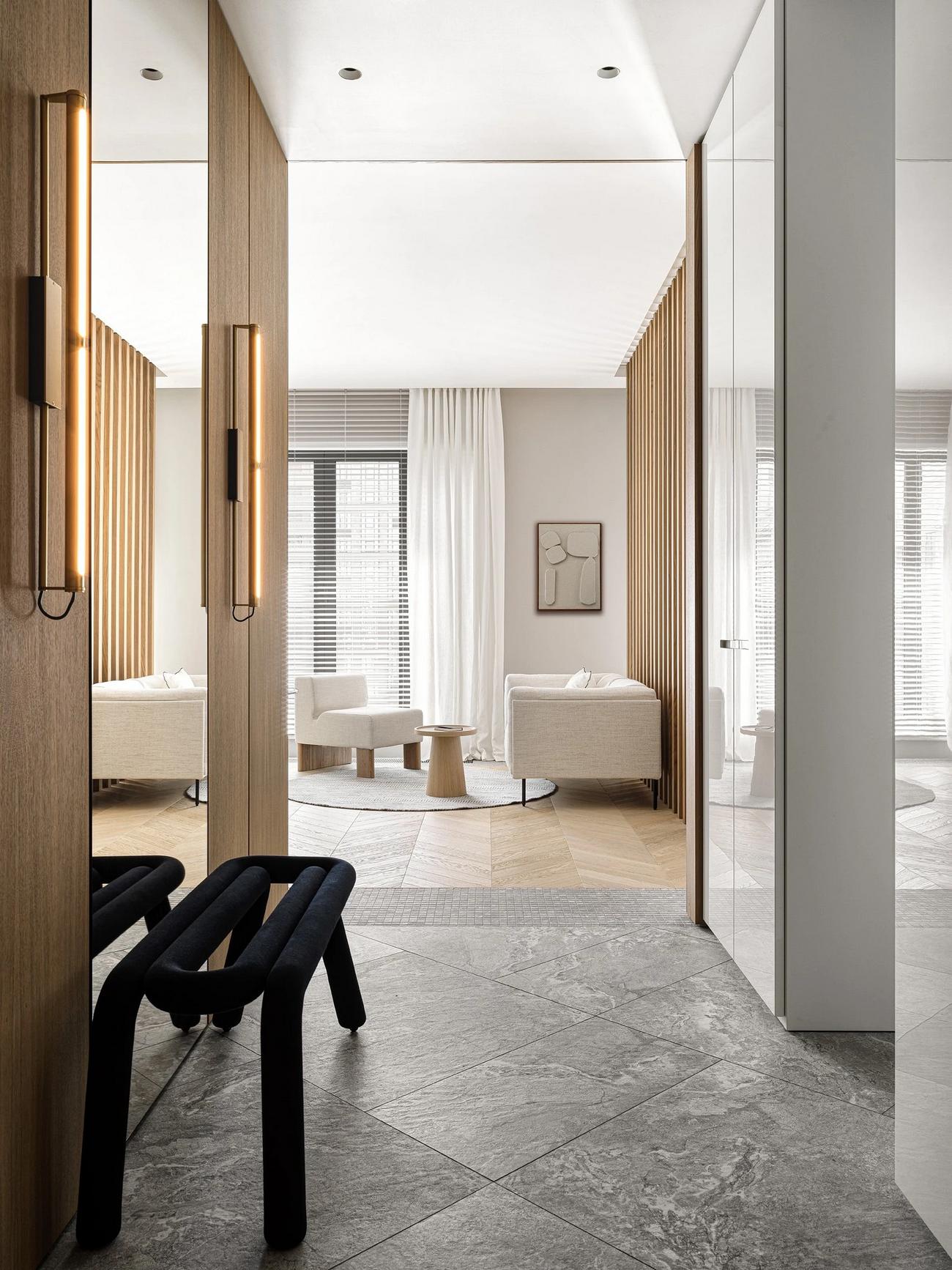 Modern városi otthon lágy minimalista berendezéssel: fa, fehér szürke és arany