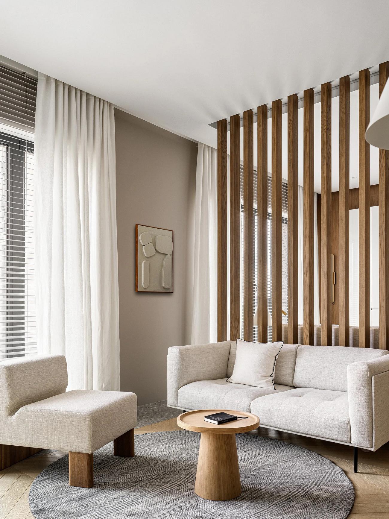 Modern városi otthon lágy minimalista berendezéssel: fa, fehér szürke és arany