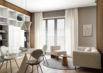 Modern városi otthon lágy minimalista berendezéssel: fa, fehér szürke és arany