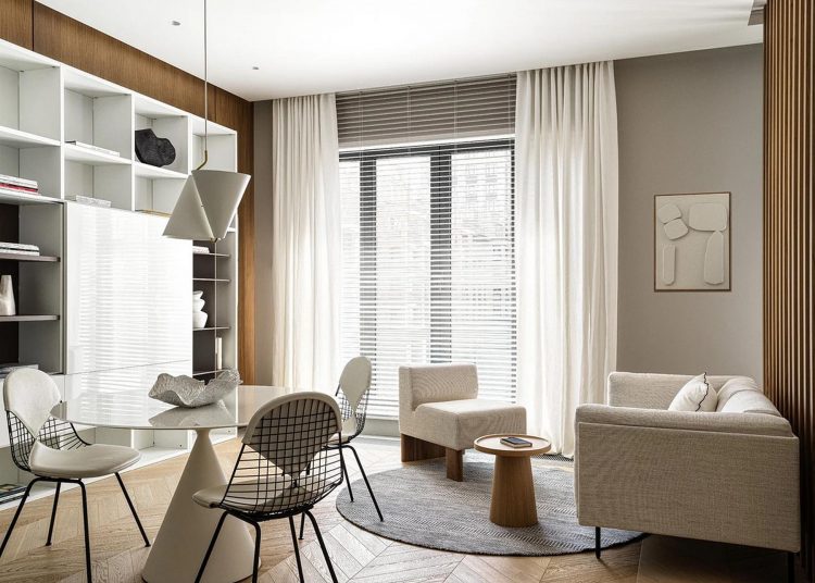 Modern városi otthon lágy minimalista berendezéssel: fa, fehér szürke és arany