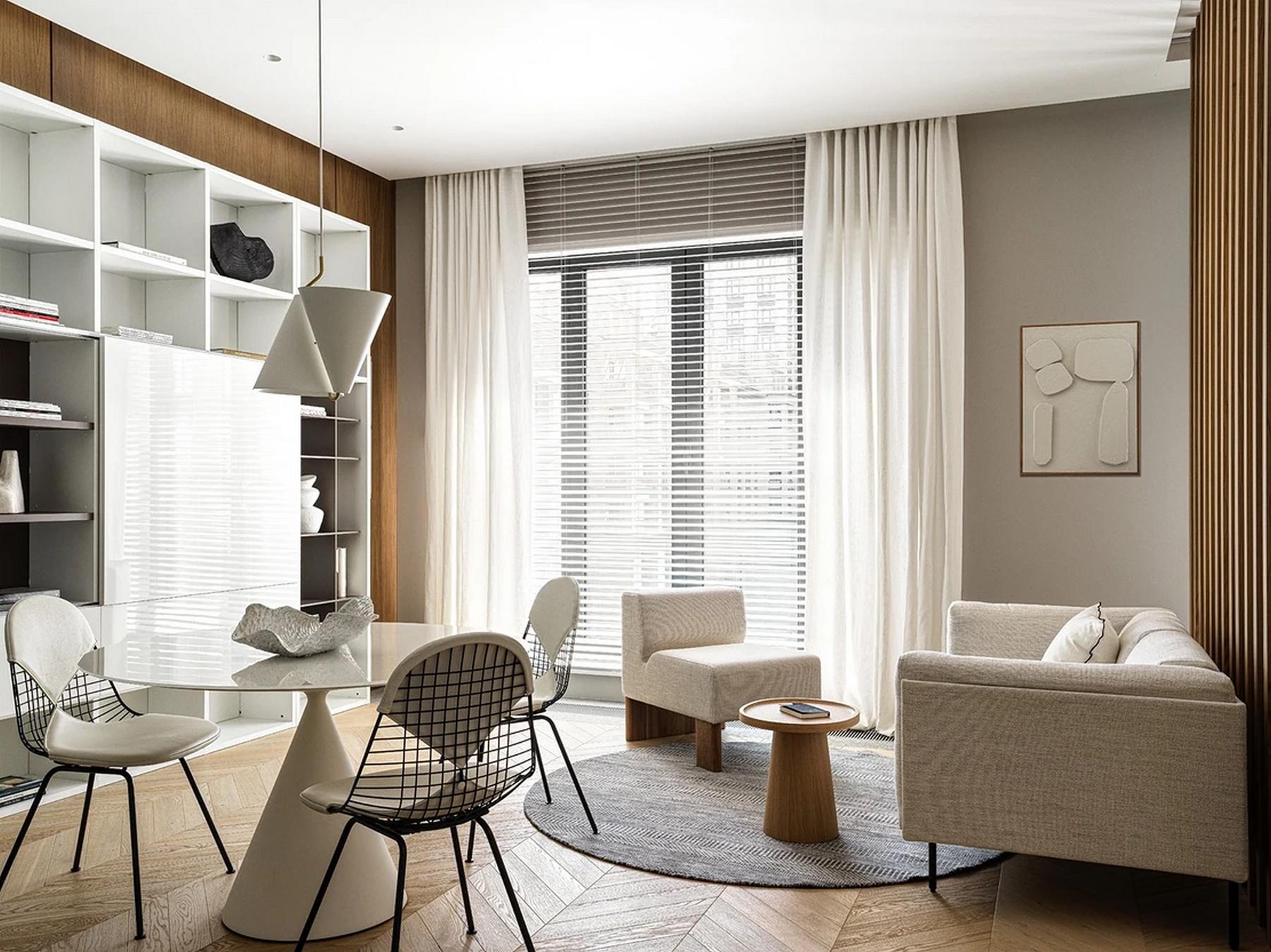 Modern városi otthon lágy minimalista berendezéssel: fa, fehér szürke és arany